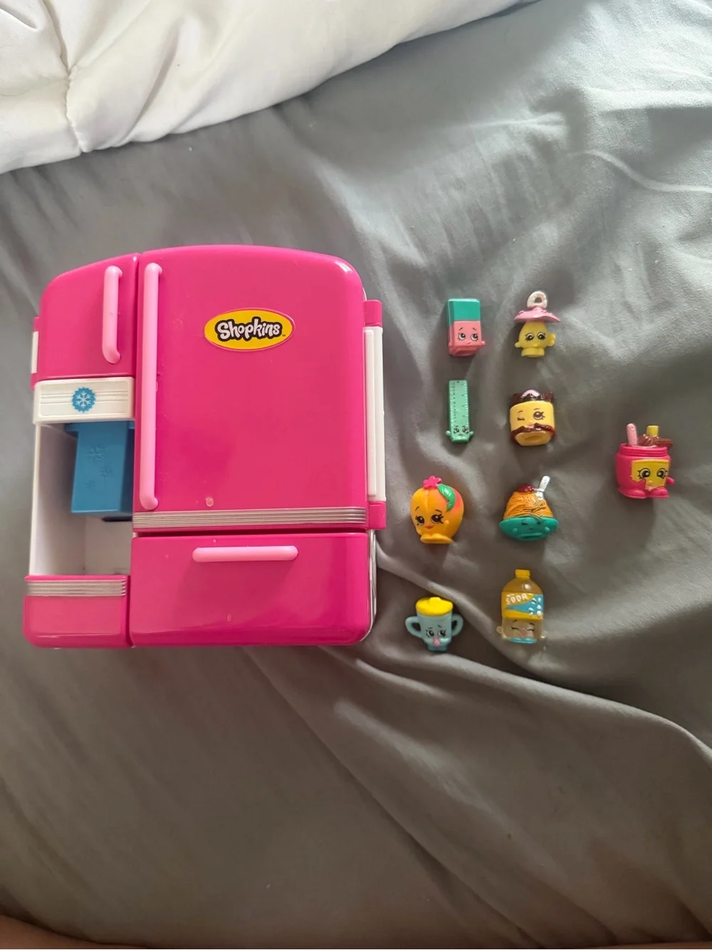 Shopkins Bright Pink Mini Fridge Playset with Assorted Collectible Figures